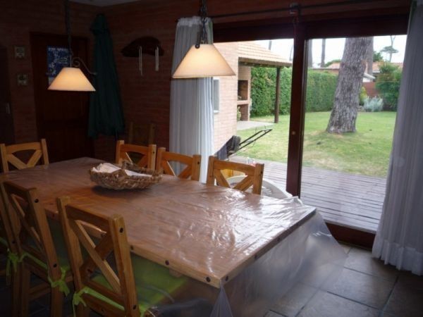 Hermosa casa para alquilar a tres cuadras del mar en Pinares.